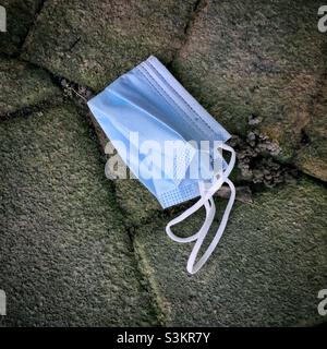 Ausrangierte Gesichtsmaske, Discovery Bay, Lantau Island, Hongkong, Juni 2020 Stockfoto