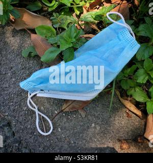 Ausrangierte Gesichtsmaske, Discovery Bay, Lantau Island, Hongkong, Juni 2020 Stockfoto