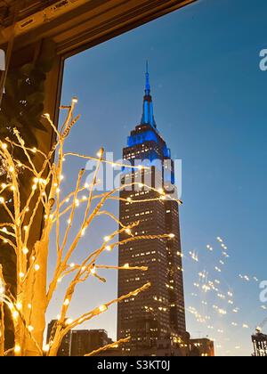 Das Empire State Building aus einer New Yorker Wohnung. Stockfoto