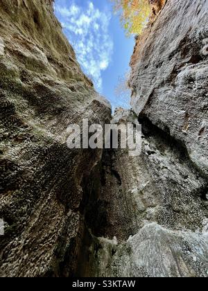 Blick nach oben zum Himmel von innen von einigen Canyon Wänden. Stockfoto