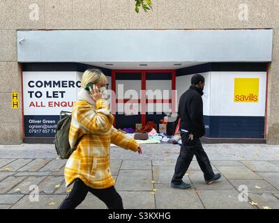 Habseligkeiten einer obdachlosen Person werden am Eingang eines leeren Ladens gesehen, der von Savills am 30. November 2021 in London, England, beworben wird Stockfoto