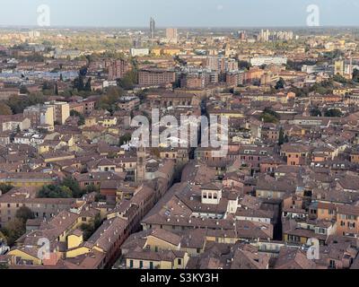 Panoramablick auf Bologna vom Asinelli-Turm Stockfoto