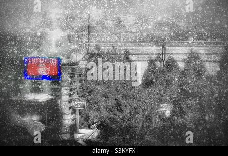 Weihnachtsbaumlot vor einem Walmart in Utah, USA. Das Originalfoto wurde entsättigt, bis auf das rote Zeichen des heißen Kakaos. Nebel und Schnee wurden digital hinzugefügt, um künstlerische Effekte zu erzielen. Stockfoto