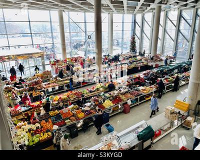 Buntes Obst und Gemüse auf dem Markt Stockfoto