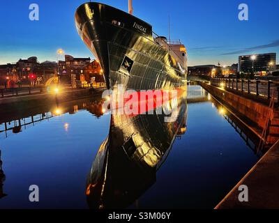 Fingal Ship, das schwimmende Luxushotel, liegt an der Leith Waterfront, Edinburgh, Schottland, im Dezember. Stockfoto