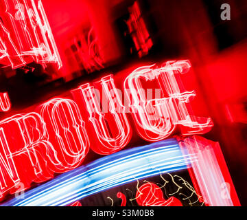 Zoom platzte auf einem Teil des Neonschildes Moulin Rouge in Paris Stockfoto