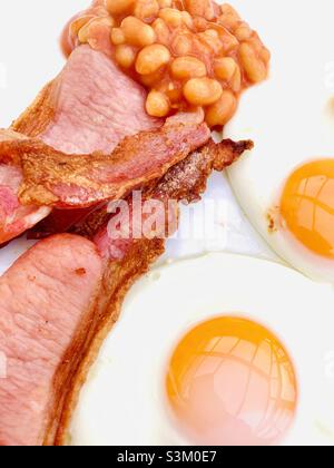 Low Carb Frühstück mit gebackenen Bohnen, Spiegelei und Speck Stockfoto