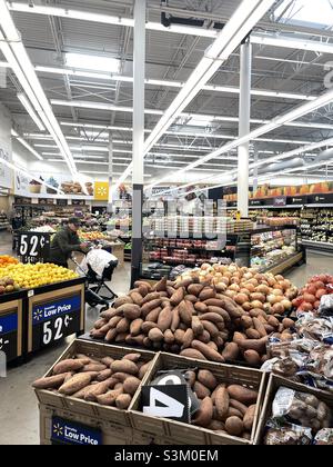 In einem Walmart Supercenter in Utah, USA. In dem weitläufigen Geschäft werden Lebensmittel und Regale mit zum Verkauf stehenden Artikeln angezeigt, und die Käufer können beim Einkaufen beobachtet werden. Stockfoto