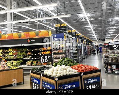 In einem Walmart Supercenter in Utah, USA. In dem weitläufigen Geschäft werden Lebensmittel und Regale mit zum Verkauf stehenden Artikeln angezeigt, und die Käufer können beim Einkaufen beobachtet werden. Stockfoto