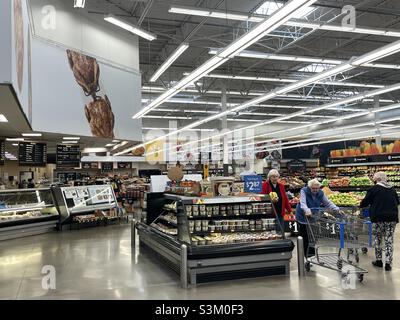 In einem Walmart Supercenter in Utah, USA. In dem weitläufigen Geschäft werden Lebensmittel und Regale mit zum Verkauf stehenden Artikeln angezeigt, und die Käufer können beim Einkaufen beobachtet werden. Stockfoto