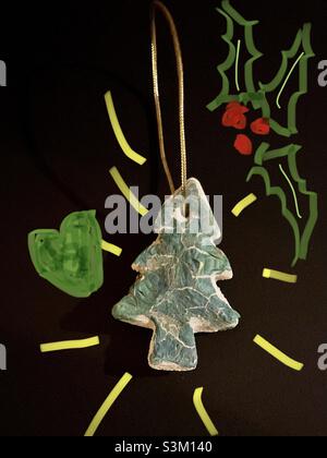 Kinderillustration eines handgefertigten Weihnachtsbaums aus Lehm und digitale Kunst