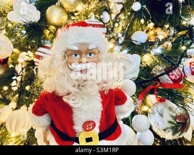 Weihnachtsmann unter dem Weihnachtsbaum, Nahaufnahme Stockfoto