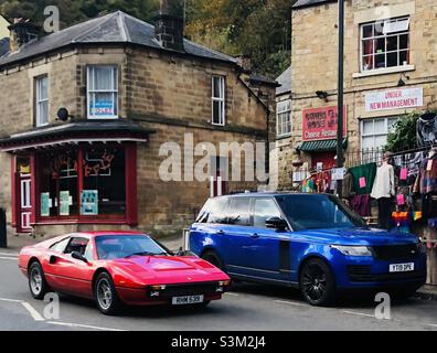 1980s Ferrari 308 & 2019 Range Rover - Matlock Bath Derbyshire Großbritannien Stockfoto