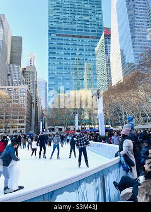 Eislaufen im Bryant Park an einem geschäftigen Wochenende im Dezember in New York City Stockfoto