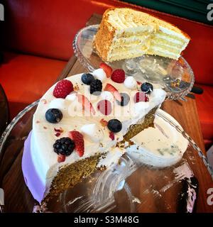 Ein Teil der Auswahl an Kuchen, die im Trolley von Fortnum & Mason's 181 Restaurant im K11 MUSEA Einkaufszentrum Tsim Sha Tsui, Kowloon, Hongkong, erhältlich sind Stockfoto