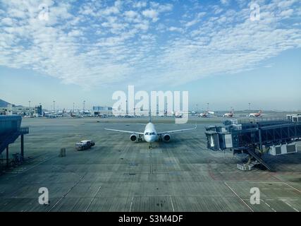 Ein Flugzeug auf dem Asphalt am Tor der HKIA in Hongkong. Stockfoto