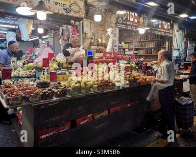 Ein Obsthändler auf dem lebhaften Machane Yehuda Markt in Jerusalem, Israel. Stockfoto