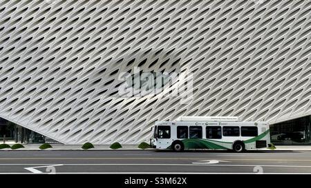 LOS ANGELES, CA, 2021. FEBRUAR: Das breite Kunstmuseum mit einem Bus hielt auf der Straße vor der Innenstadt. Rechteckige Zusammensetzung Stockfoto