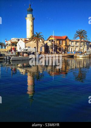 Hafen und Leuchtturm von Le Grau-du-ROI. In Frankreich Stockfoto