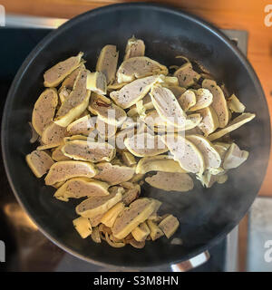 Die köstliche schwäbische Spezialität Maultaschen in einer Pfanne mit Zwiebeln geschnitten Stockfoto