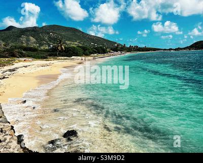 Cockleshell Bay in St. Kitts, Westindien ein schöner Sandstrand und klares Karibisches Meer Stockfoto