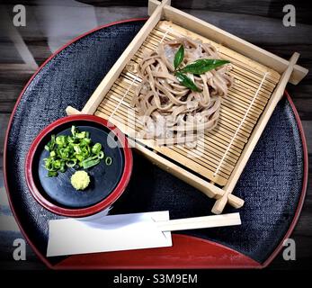 Japanische zaru-Soba-Nudeln, japanische Nudeln, die kalt auf einem Bambussieb serviert werden, Rebkon-Soba-Sorte aus Lotuswurzel Stockfoto