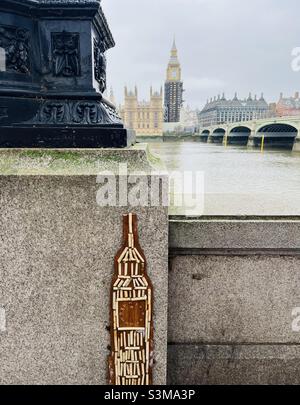 Der Londoner Big Ben wurde in alten Rohrstielen gefangen, die in der Themse gefunden wurden, mit Blick auf Big Ben und Westminster Stockfoto