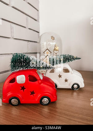 Weihnachtsbaum auf einem rot-weißen volkswagen-Käfer Stockfoto