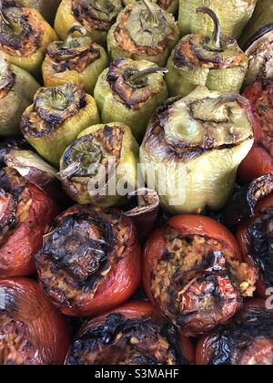 Gefüllte grüne Paprika und Tomaten im Ofen gebacken, gefüllt mit Reis, griechische Küche, hausgemachte traditionelle Gerichte, griechische Gemista Stockfoto