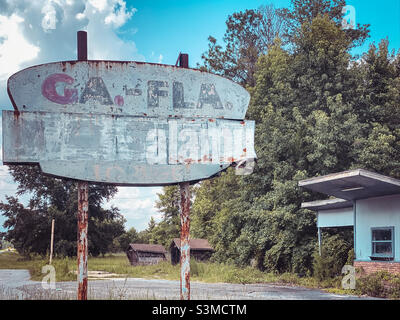 Old Georgia-Florida Motel Schild an der Staatsgrenze von Georgia und Florida in Kingsland, Georgia. Stockfoto