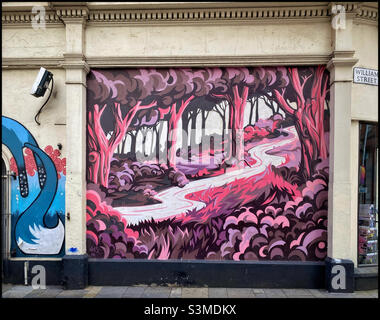 „Night Forest“ - ein erstaunliches Stück Straßenkunst, das 2013 im Rahmen des ersten Street Art Festivals in Belfast, Nordirland, entstand. Das Kunstwerk ist Hicks 54 gutgeschrieben. Foto ©️ COLIN HOSKINS. Stockfoto