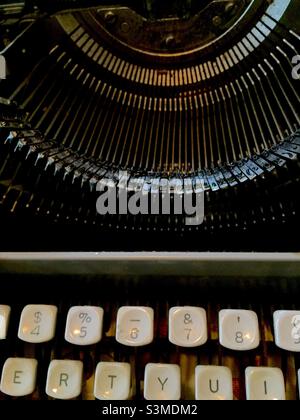 QWERTY-Tastatur und ein voller Satz von Tasten auf einer manuellen Schreibmaschine. State-of-the-Art für seine Zeit, jetzt veraltet. Details. Arbeitsbedingungen. Stockfoto