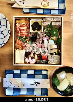 Osechi Ryori Box, traditionelle japanische Küche zum Neujahr mit Hummer und Aufschnitt Stockfoto