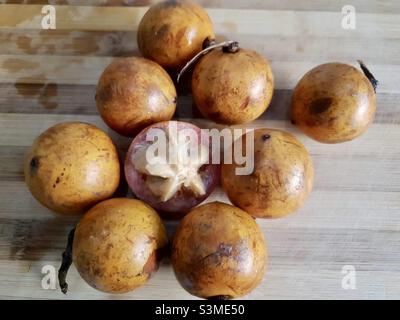 Agbalumo, Alasa oder udara, Afrikanischer Sternapfel, Afrikanische Kirsche, einheimische afrikanische Früchte, Tropische Früchte, Fruchtquerschnitt Stockfoto