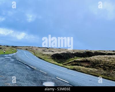 Straße durch die Pembrokeshire Preseli Berge in West Wales UK (Mynyddoedd y Preseli) Heimat des Stonehenge Bluestone und voller prähistorischer und neolithischer Siedlungen Stockfoto