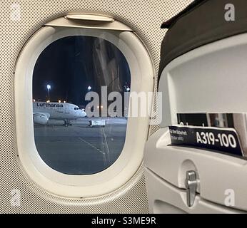 Am Abend des December31st 2021. September erwartet der Airbus A319 den Start am Münchner Flughafen. An Silvester während der Coronavirus-Pandemie zu reisen, war ruhig. Stockfoto