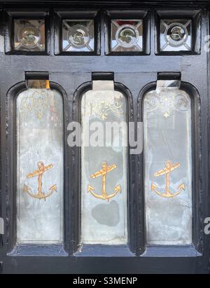 Ein Detail der Eingangstür eines alten Pubs in Upton upon Severn Stockfoto