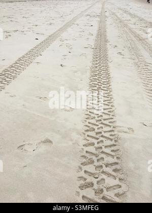 Reifenspuren am Strand: Coolangatta, Queensland Australien Stockfoto