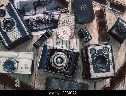 Vintage Kamera und Zubehör flach lag auf Holz Hintergrund Stockfoto