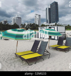Dezember 2021, Liegestühle und Sonnenschirme am Strand, Kimpton Surfcomber Hotel, South Beach, Miami, Florida, Usa, Nordamerika Stockfoto