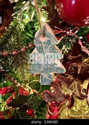 Handgemachte Weihnachtsbaumschmuck für Kinder Stockfoto