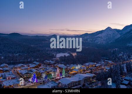 Beleuchtetes Leavenworth, Washington, nahe Weihnachten Stockfoto