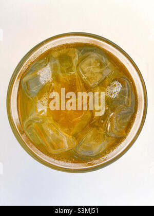 Ein Glas Ingwer Ale auf einem weißen Tisch Stockfoto