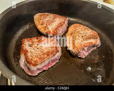 Filet Steaks in einer Pfanne Stockfoto