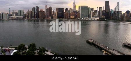 Blick auf den East River und Midtown Manhattan vom Long Island City Hunters Point South Park bei Sonnenuntergang. Stockfoto