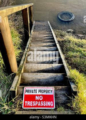 Ein Flug aus Holztreppen, der zu einer Anlegestelle auf dem Fluss Severn führt, mit einem Hinweis, der „kein Eindringen“ besagt Stockfoto