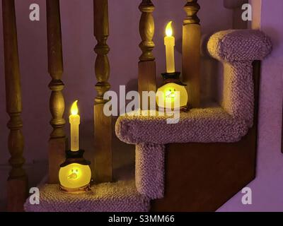 Beleuchtete Schneemänner-Kerzendekorationen für die Weihnachtszeit verleihen einer Treppe in einem Haus in Utah, USA, einen fröhlichen Akzent. Stockfoto
