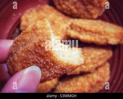 Ein Bissen von einem Nugget. Stockfoto