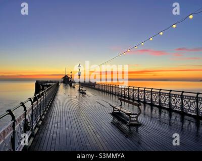 Penarth Pier, South Wales, bei Sonnenaufgang an einem kalten Januarmorgen. Stockfoto