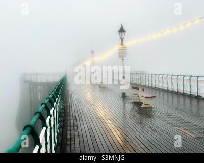 Nebliger Januarmorgen am Penarth Pier, South Wales. Stockfoto